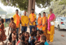 गरीब बच्चों को मिठाइयां और कपडे बाँट कर ‘ अपना बचपन अपनी पाठशाला ‘  ने मनाई दीपावली