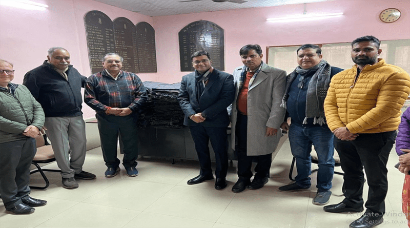 रोटरी क्लब ने दिये एस एन मेडिकल कॉलेज को 100 कंबल