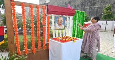 एडीजी जोन ने महात्मा गांधी जी के चित्र पर माल्यार्पण कर मनाई गाँधी जयंती | एडीजी जोन ने महात्मा गांधी जी के चित्र पर माल्यार्पण कर मनाई गाँधी जयंती |