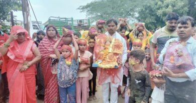 देवी प्रतिमा का धूमधाम से हुआ विसर्जन, भक्तों ने किया मां का आशीर्वाद ग्रहण